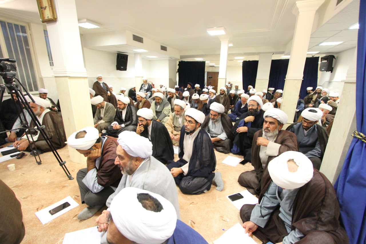 جلسه مجمع عمومی فوق العاده مجمع نمایندگان طلاب وفضلای حوزه های علمیه با حضور حضرت آیت الله حسینی بوشهری (دام عزه ) رئیس جامعه محترم مدرسین مورخ 1405/07/13 در دفتر مرجع عالیقدر حضرت آیت الله العظمی نوری همدانی (دامت برکاته ) برگزار گردید.