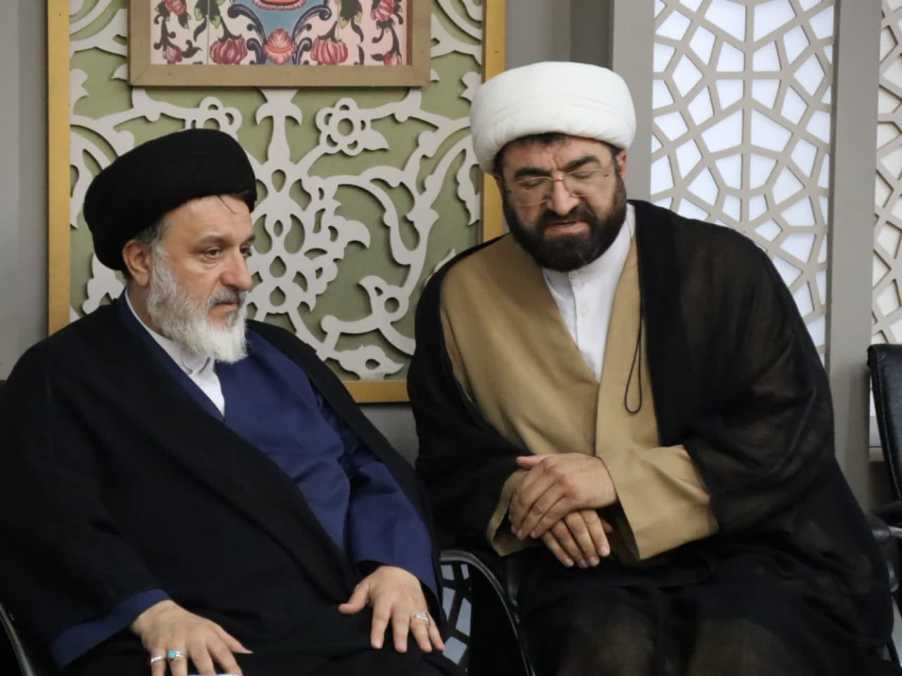 در ادامه جلسه هیئت رئیسه، روسای کمیسیون‌ها و اعضای کمیسیون تبلیغ مجمع نمایندگان طلاب و فضلای حوزه‌های علمیه با مدیر و مسئولان موسسه ثاقب، برگزار گردید، حجت‌الاسلام والمسلمین کشاورز، مدیر مجموعه فرهنگی تبلیغی ثاقب، اشاره مختصری به پیشینه این موسسه داشتند و در ادامه به برخی از خاطرات جذاب و اثرهای معنوی روضه‌های خانگی اشاره فرمودند.