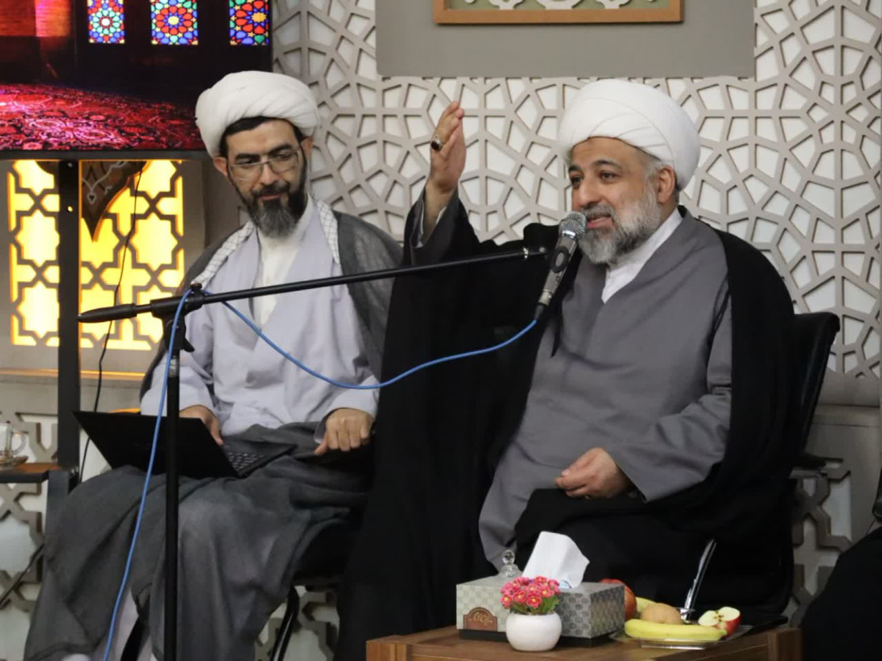 در ادامه جلسه هیئت رئیسه، روسای کمیسیون‌ها و اعضای کمیسیون تبلیغ مجمع نمایندگان طلاب و فضلای حوزه‌های علمیه با مدیر و مسئولان موسسه ثاقب، حجت‌الاسلام والمسلمین دیانی، مدیر بنیاد فرهنگی آلا، ضمن خوش‌آمدگویی به اعضای حاضر، به تشریح ویژگی‌های این بنیاد پرداختند و اظهار داشتند: