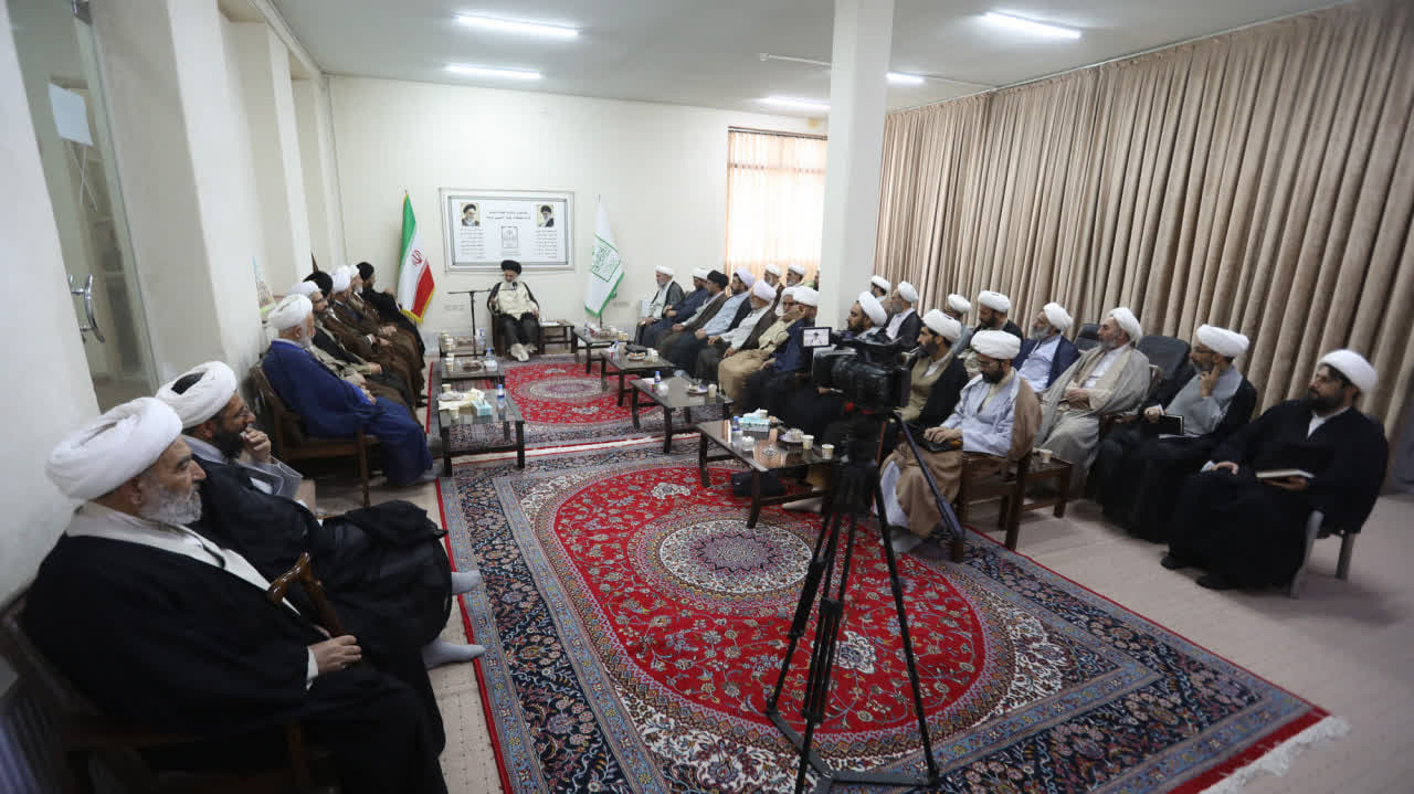 انتقاد آیت الله حسینی بوشهری از برخورد گزینشی رسانه‌ها نسبت به روحانیت